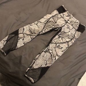 Lululemon crop leggings with mesh and leg pockets